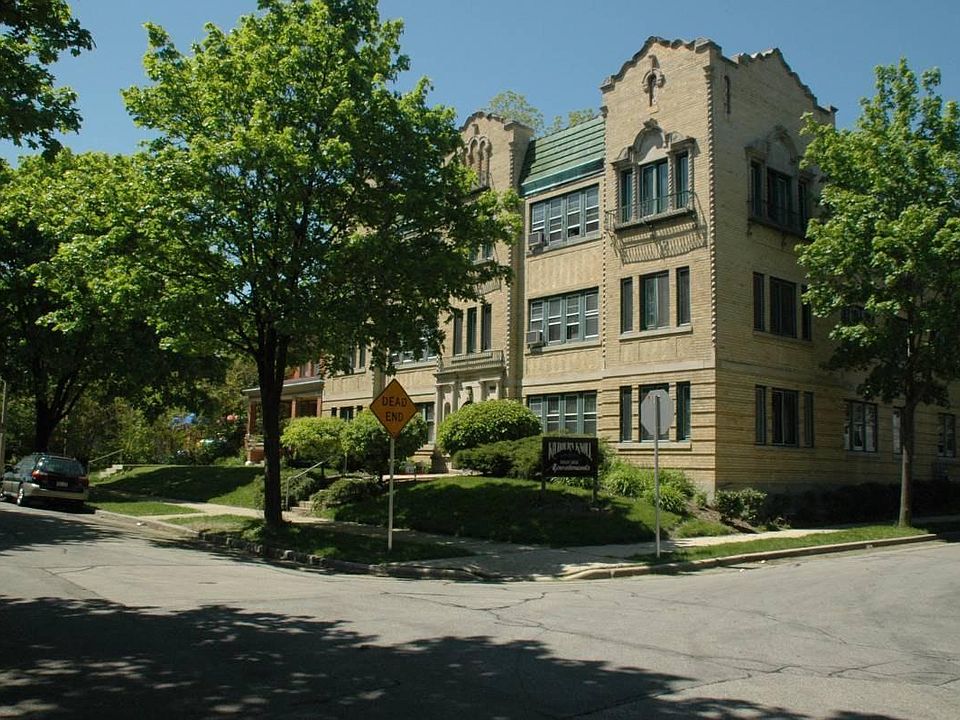 1st image of 3104 W Kilbourn Ave #102