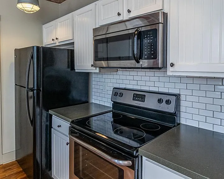215 Nash St E — Photo 18