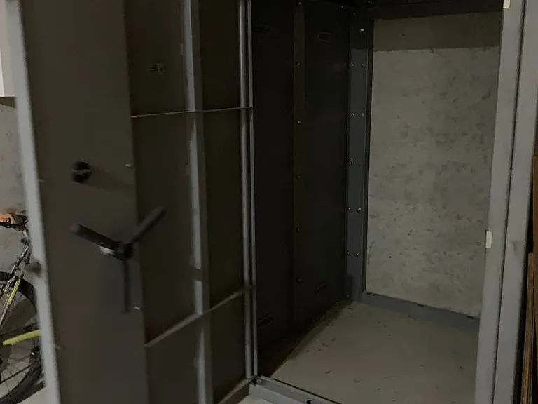 331 E 44th St — Photo 5