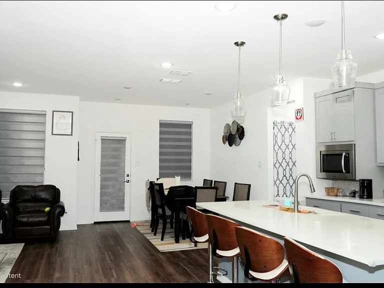 502 Virginia Way — Photo 3