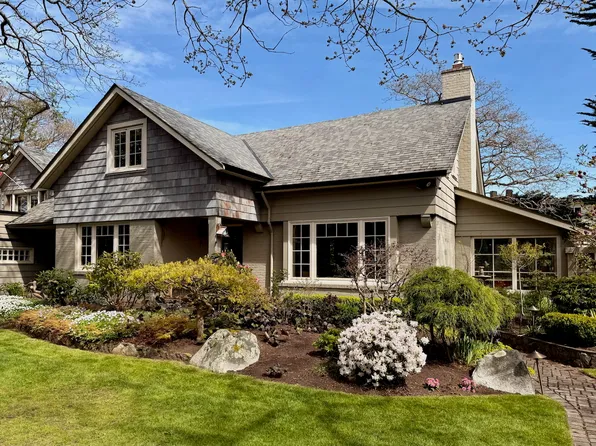 1387 Saint David St, Oak Bay, BC V8S 4Z2