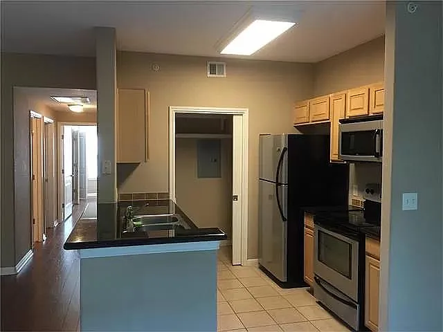 2 bed, 1051 sqft, $1,795 — Photo 2