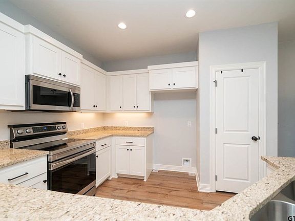 4th image of 267 Oak Valley Dr