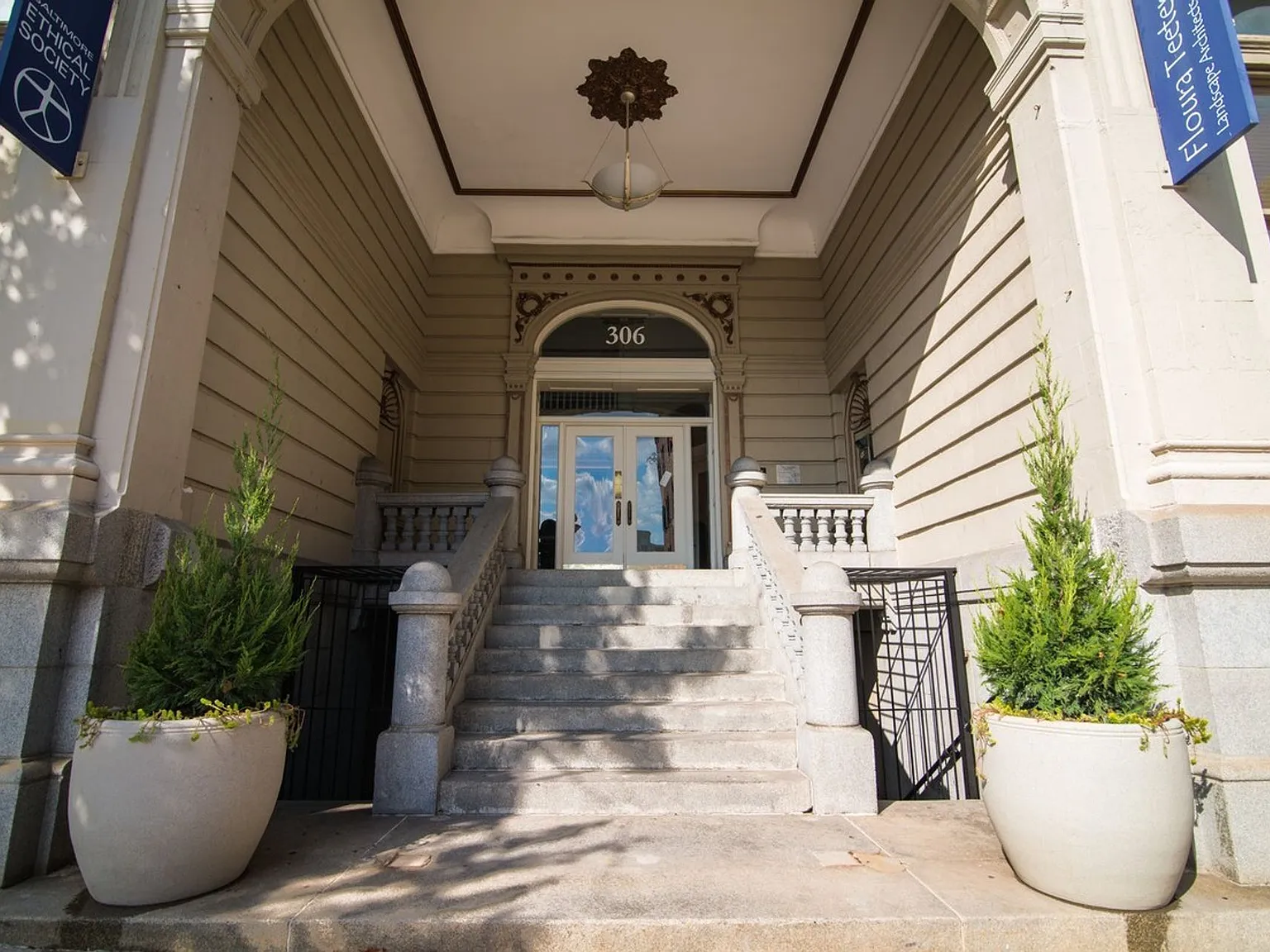 306 W Franklin — Photo 2