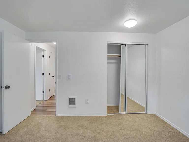 5075-5105 10th Ave NE — Photo 18