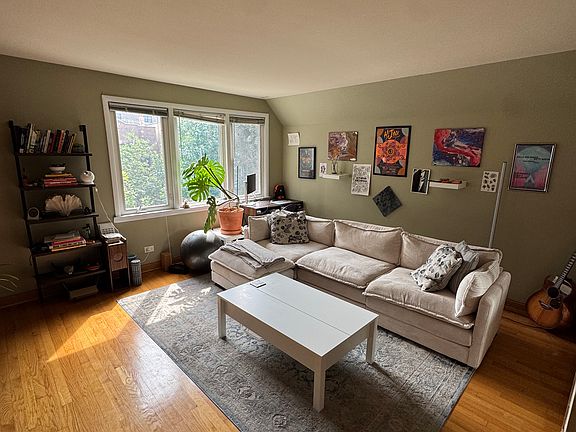 3rd image of 1328 W Melrose St APT 2