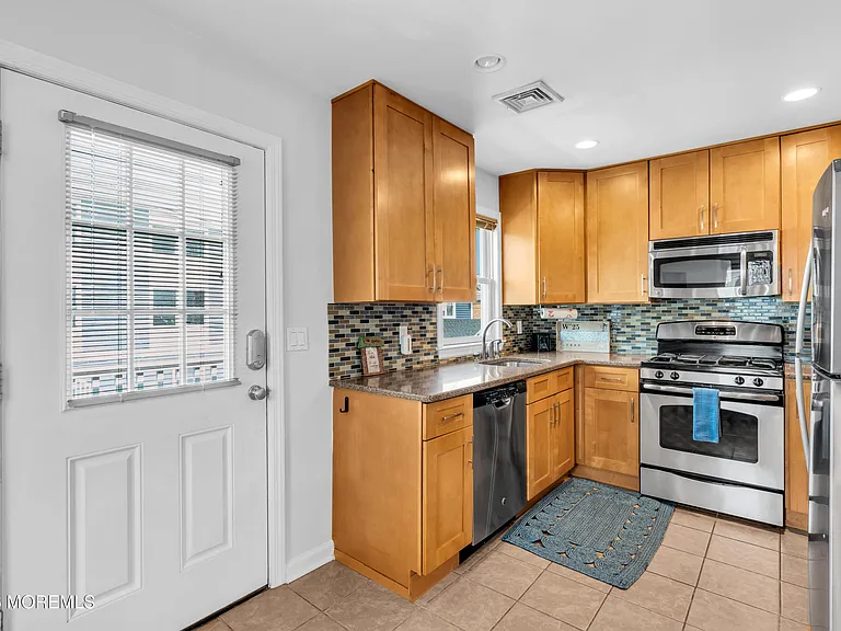 27 Arnold Ave — Photo 26