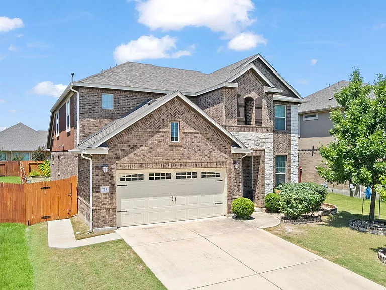 724 Pioneer Grv — Photo 2