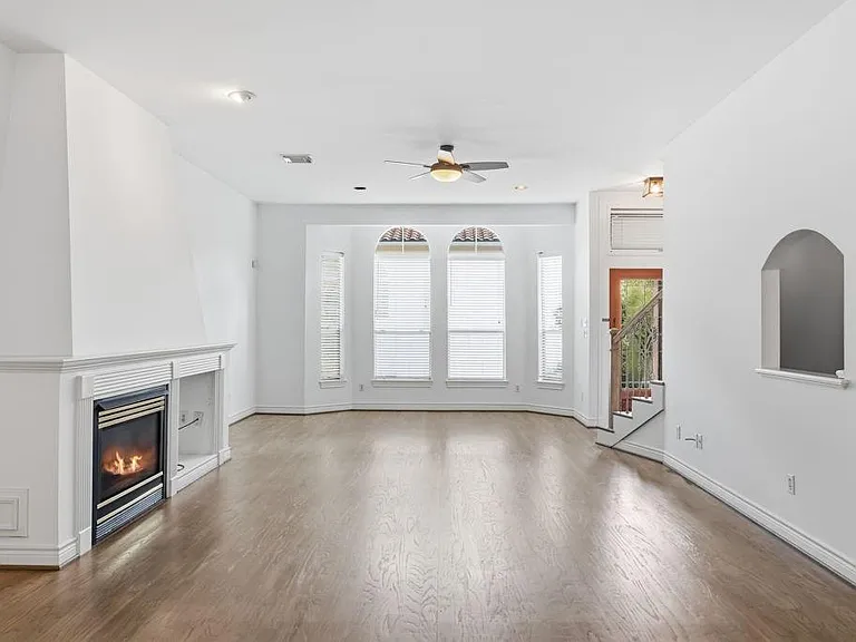 110 E Detering St — Photo 4