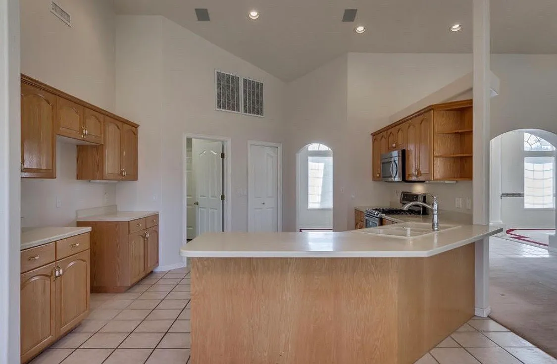 4 bed, 2430 sqft, $650 — Photo 2