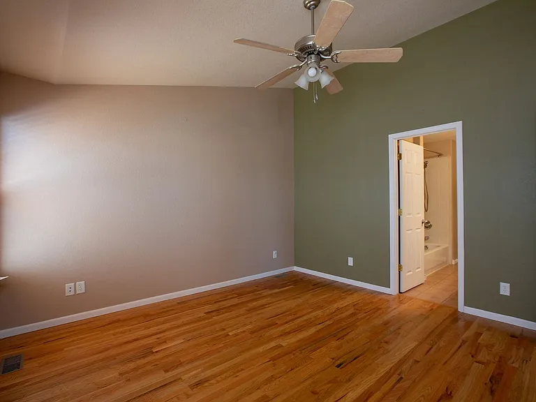 1076 Fairfield Ave — Photo 32