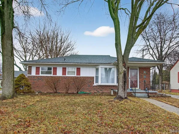 829 Chippewa Rd, Mount Clemens, MI 48043