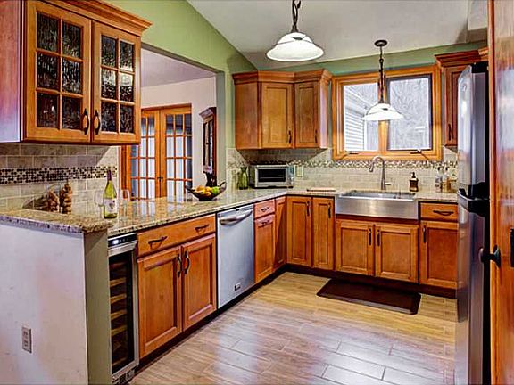 3rd image of 11 Briar Hill Dr