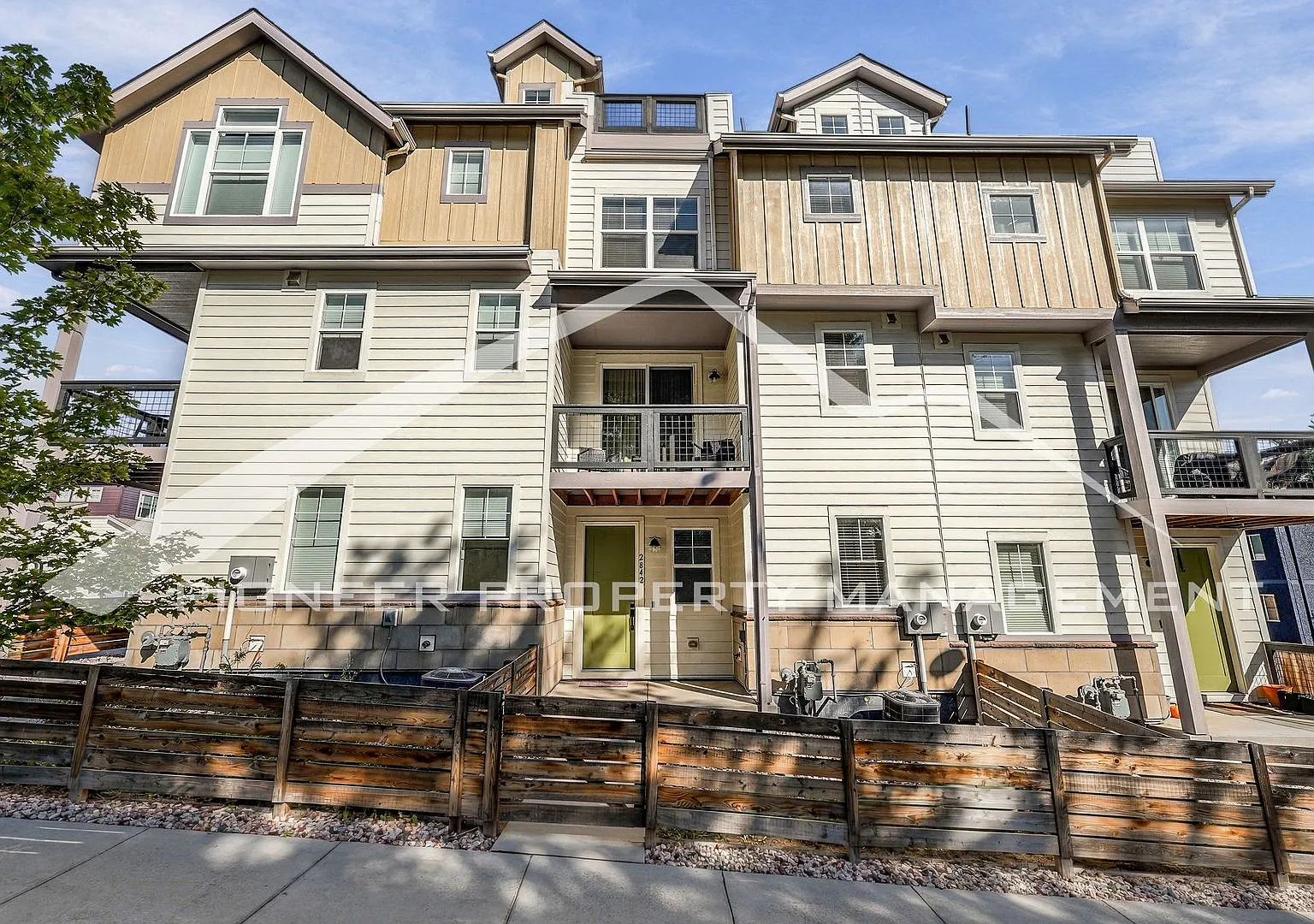 Spacious Townhouse with Central AC and Washer/Dryer — Photo 1