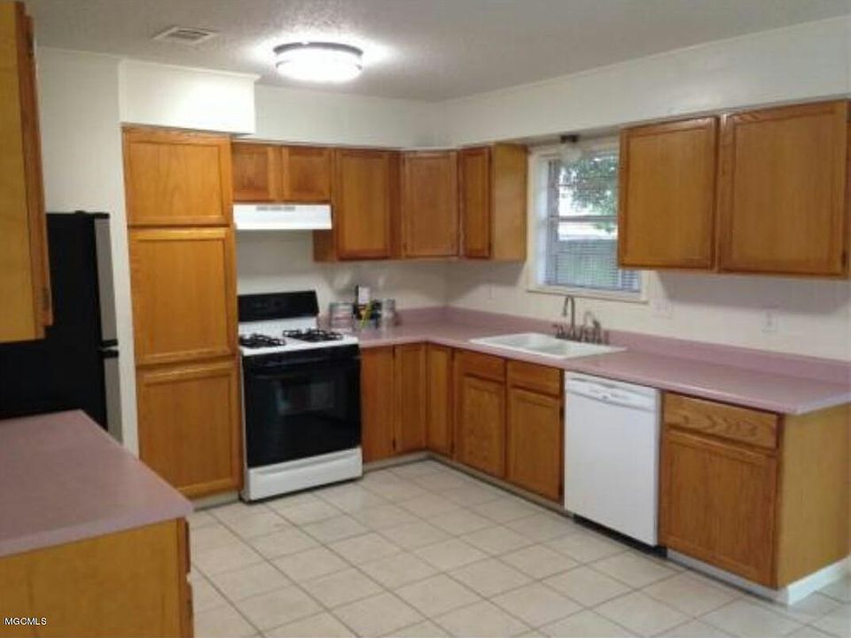 2nd image of 2075 Trailwood Dr