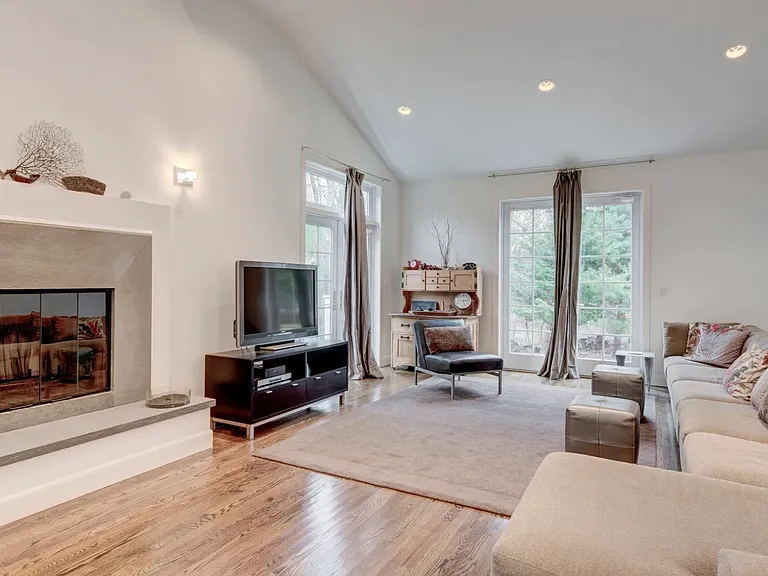 10 Bull Pasture Ln — Photo 2