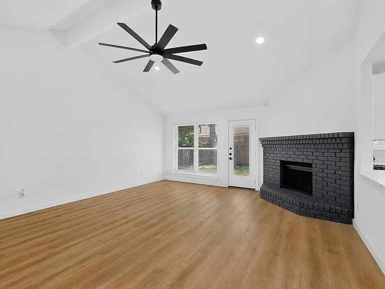 1313 Homestead St — Photo 6