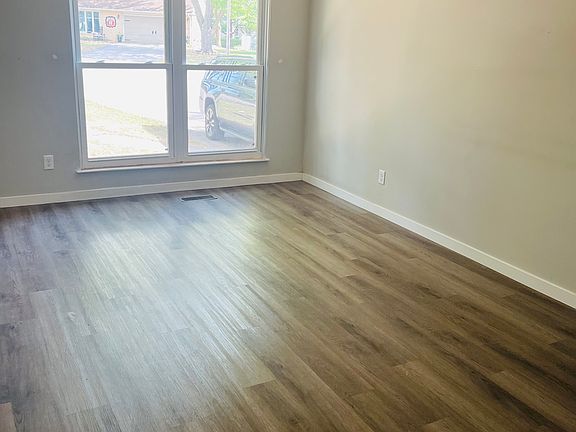 4th image of 114 Meadows Ct