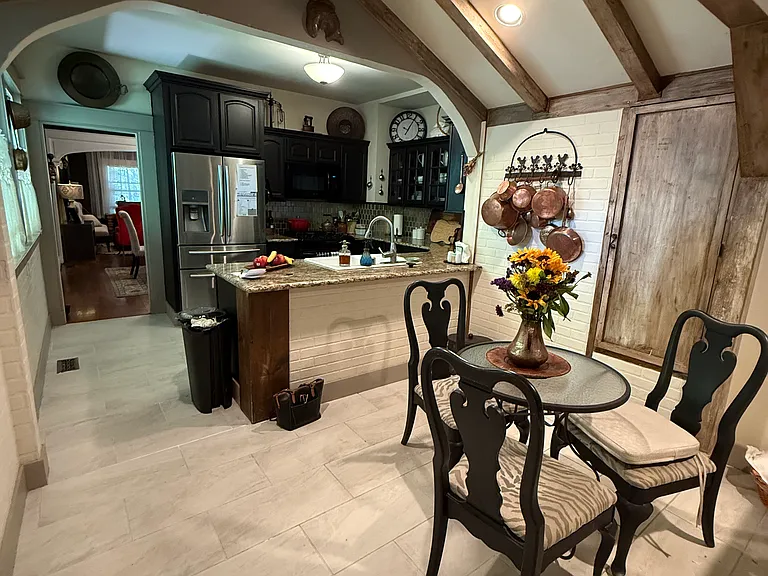 331 Pleasant St — Photo 41