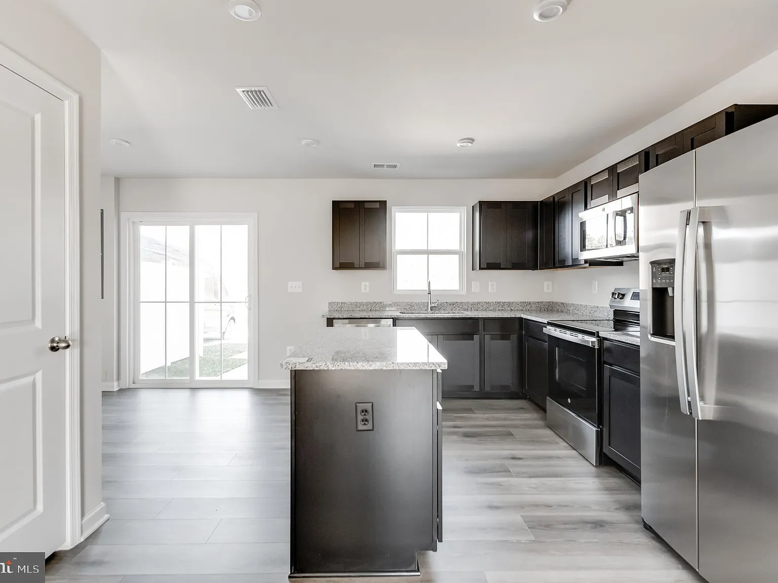 3 bed, 2.5 bath, 1220 sqft, $2,375 — Photo 3