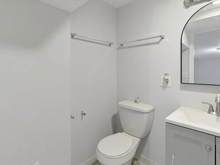 910 W Gunnison St #GARDEN — Photo 4