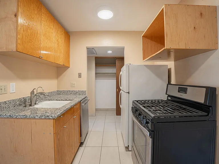 3055 N Oakland Ave — Photo 21
