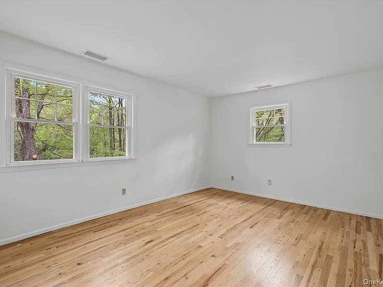 10 Silvermine Dr — Photo 4