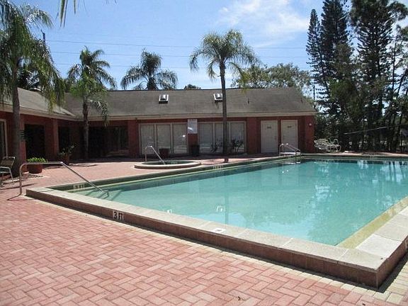 2nd image of 2915 Winkler Ave APT 815