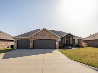 638 N Eagle Park Dr, Nixa, MO 65714