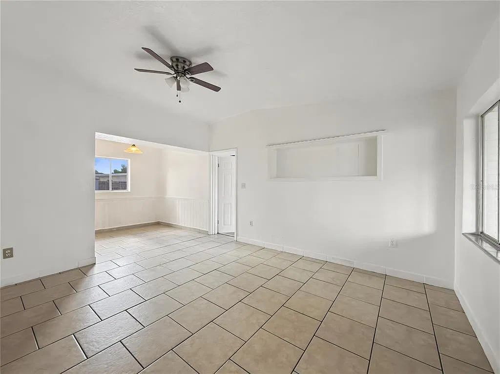 3 bed, 1.0 bath, 1201 sqft, $1,700 — Photo 3