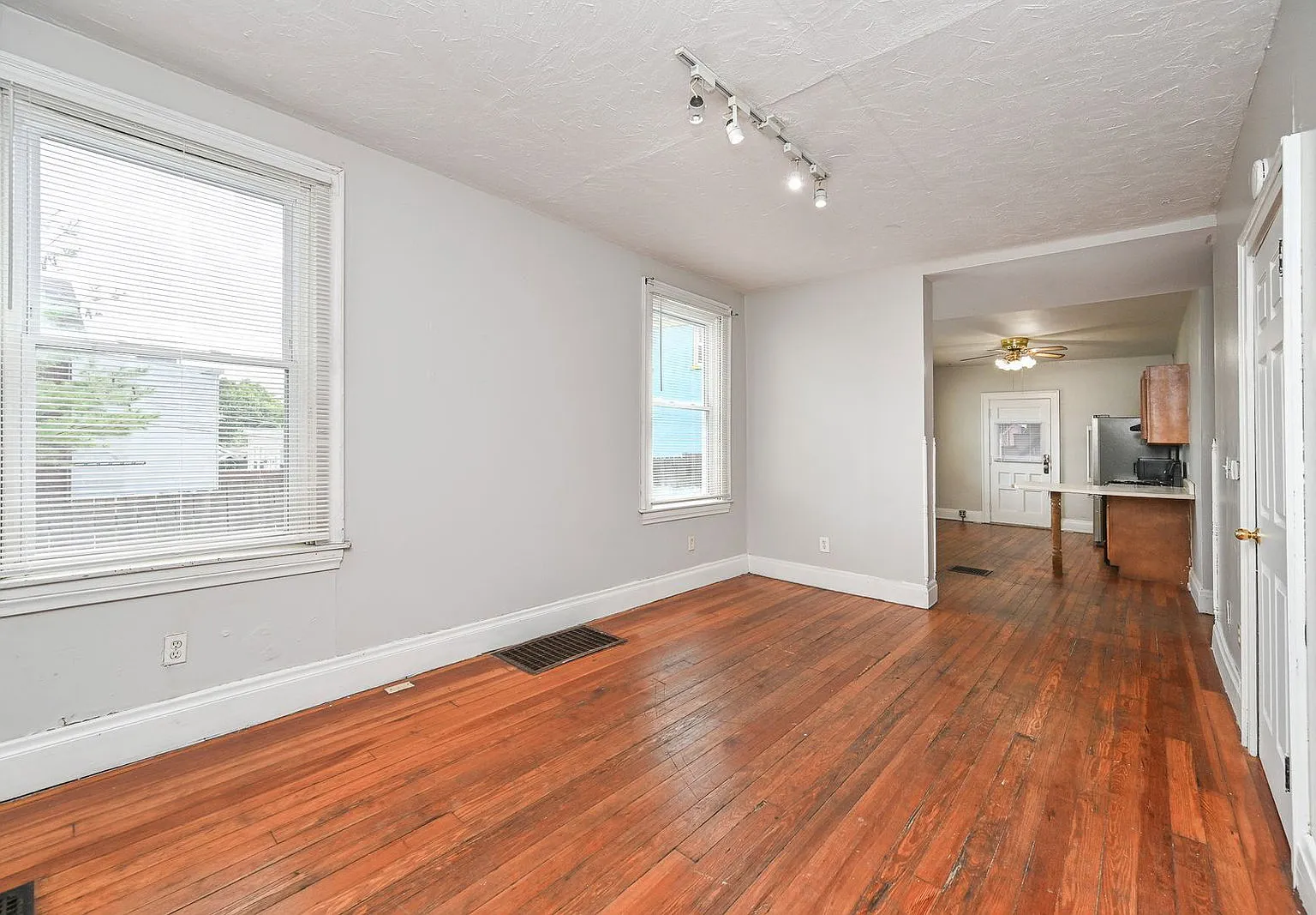 3 bed, 1.0 bath, 1231 sqft, $1,725 — Photo 4