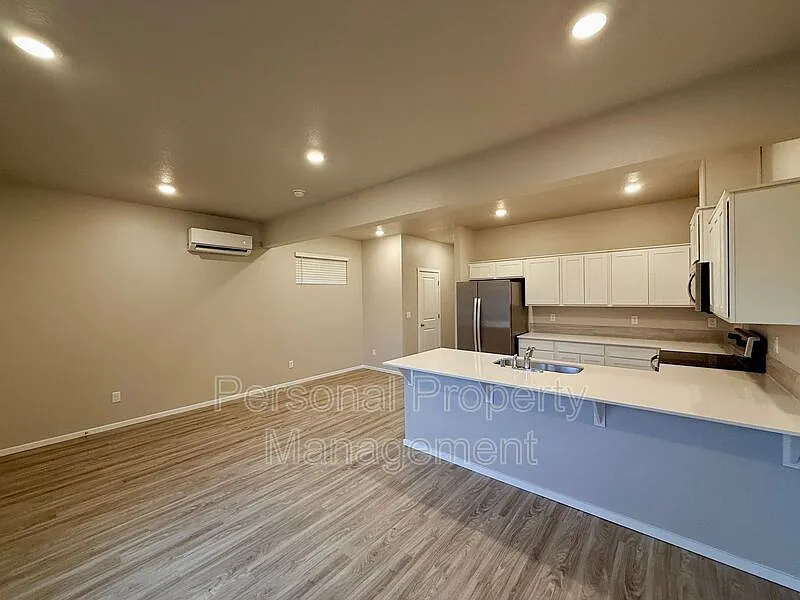 3 bed, 2.5 bath, 1396 sqft, $2,395 — Photo 3