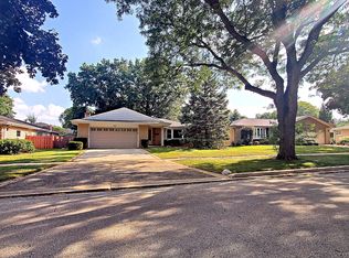 1221 W Lonnquist Blvd, Mount Prospect, IL 60056