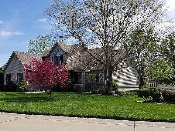 3rd image of 112 Emerald Way W