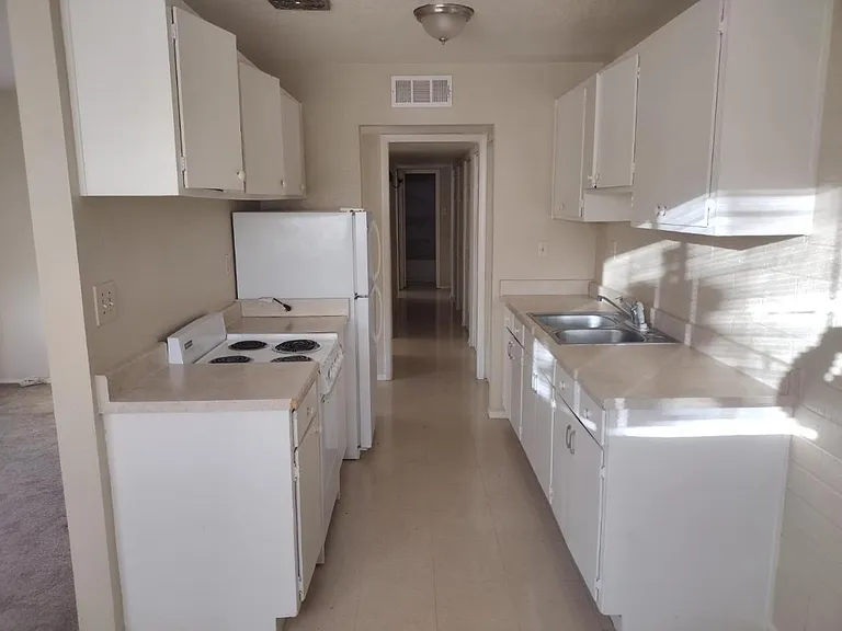 1090 N Kevins Pl #B — Photo 2