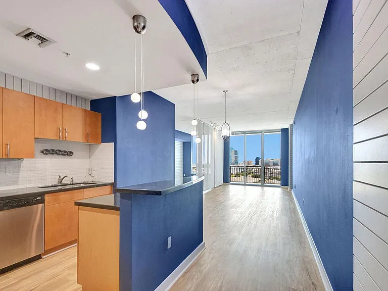 300 S Australian Ave — Photo 5