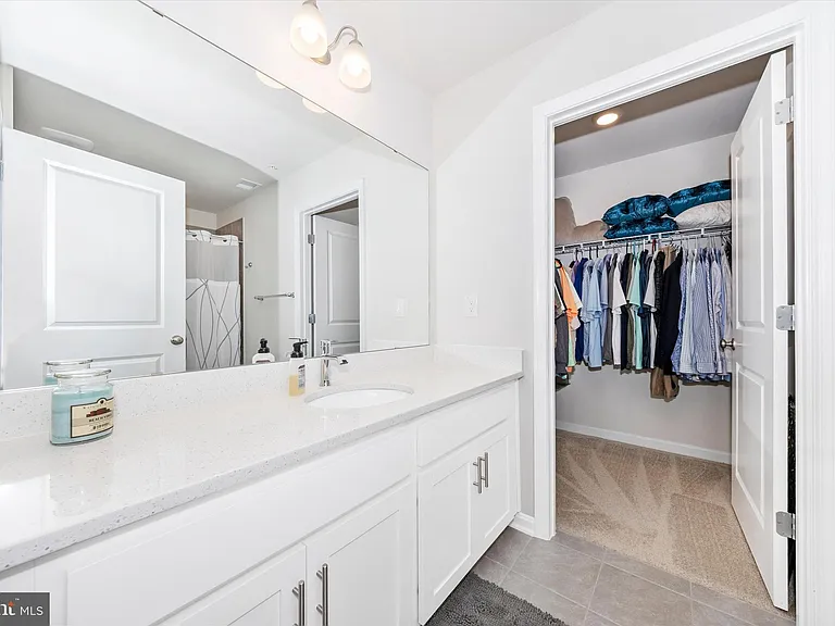 700 Bond St — Photo 30