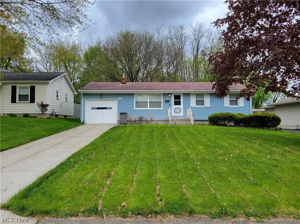 3180 Sunnybrooke Dr, Youngstown, OH 44511