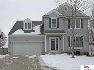 2110 Quartz Dr, Papillion, NE 68046