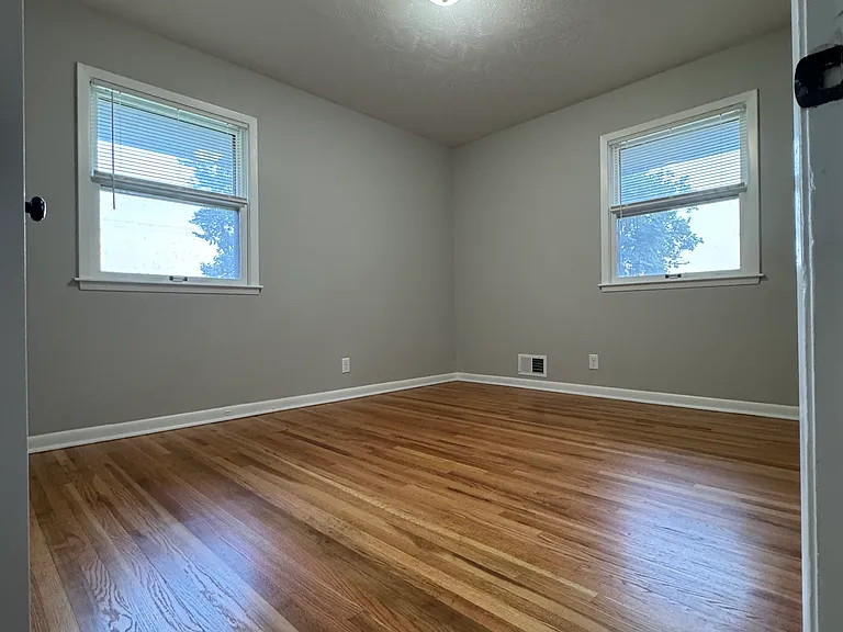 1326 Nelson St — Photo 5