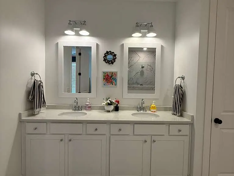 Master rest room with 2 sinks