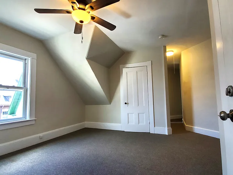 Living room w/ carpet and ceiling fan