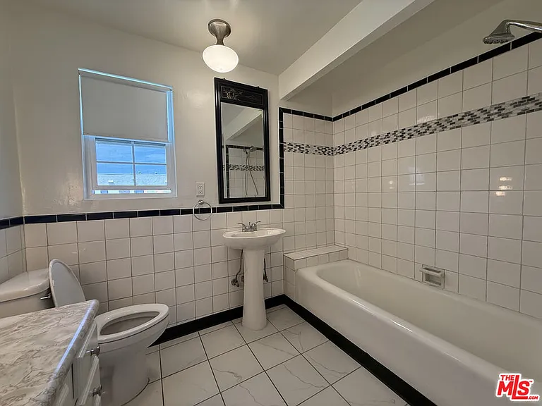 1249 S Tremaine Ave — Photo 18