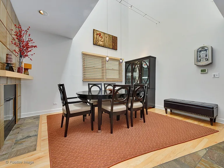 1213 W Roscoe St — Photo 7