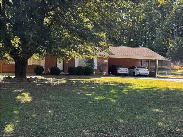 1359 Hanging Rock Park Rd, Danbury, NC 27016