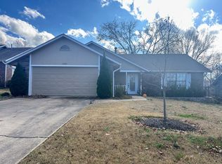 1381 E Amber Dr, Fayetteville, AR 72703