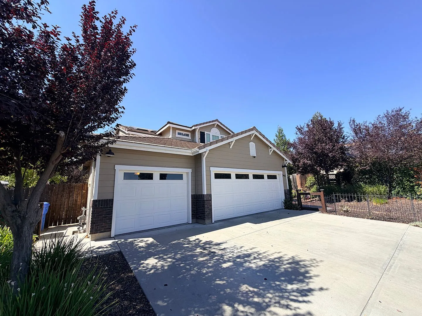 Spacious Five-Bedroom Home with Solar and Tesla Powerwalls — Photo 2