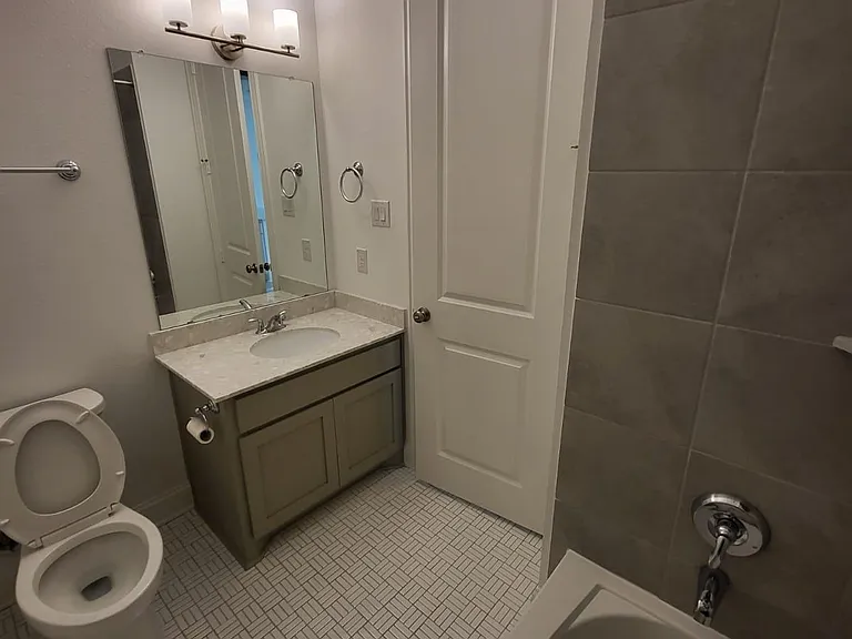 Bath3 for BRM3 AND BRM4 with nice tiles and tub