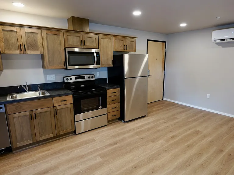 110 SE Handley St — Photo 2