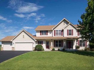 6870 Sapphire Ln, Chanhassen, MN 55317